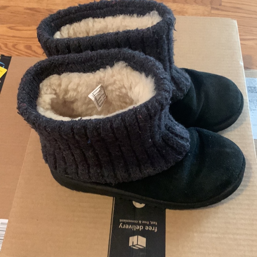 Uggs - Picture 3 of 7